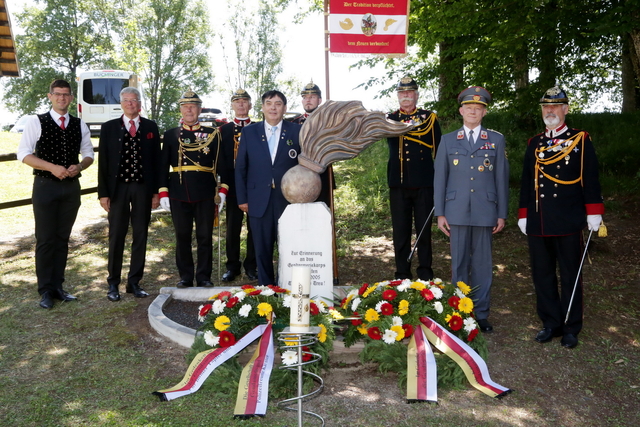 LR Martin Gruber, LH Peter Kaiser, Reinhold Hribernig (Präsident der Ktn. Gendarmerie- und Polizeifreunde) mit Traditionsgendarmen