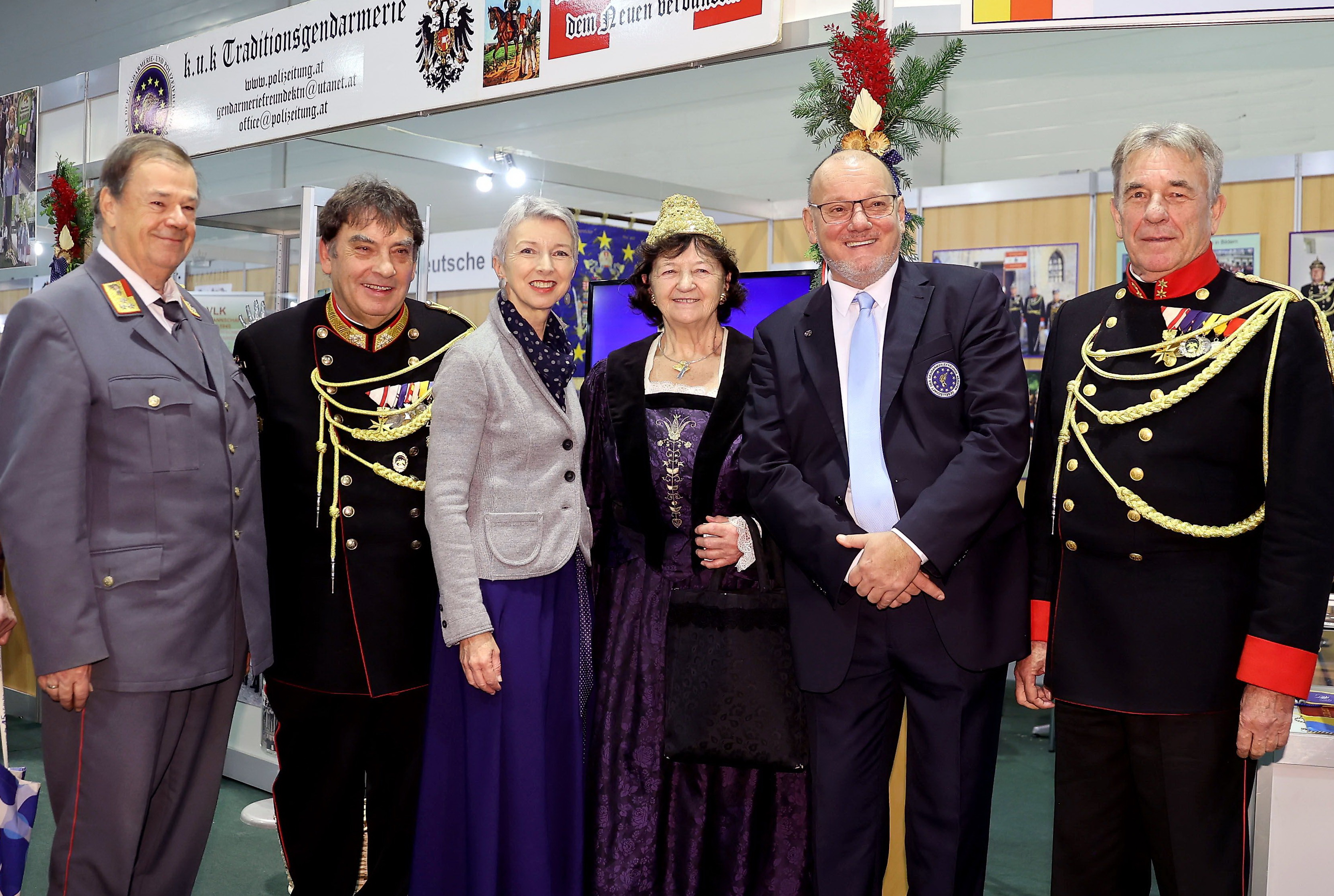 Eröffnung der Kärntner Brauchtumsmesse. LHStv.in Gaby Schaunig beim Stand der Traditionsgendarmerie