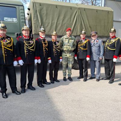 Kärntner Traditionsgendarmen als Gratulanten bei Kommandoübergabe
