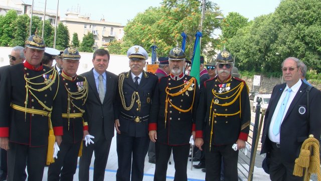 Traditionsgendarmen als Gratulanten in Triest