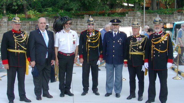 Traditionsgendarmen als Gratulanten in Triest