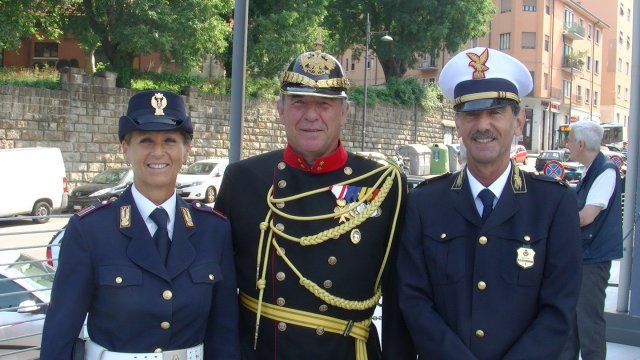 Traditionsgendarmen als Gratulanten in Triest