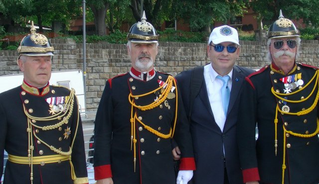 Traditionsgendarmen als Gratulanten in Triest