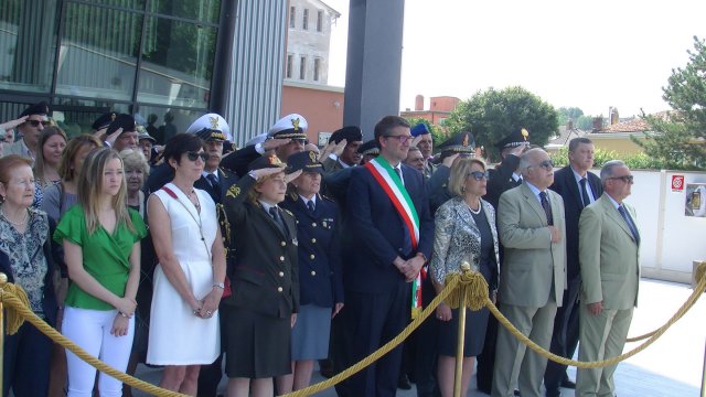 Traditionsgendarmen als Gratulanten in Triest