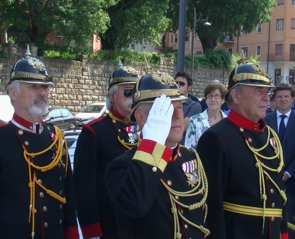 Traditionsgendarmen als Gratulanten in Triest