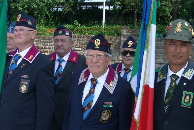 Traditionsgendarmen als Gratulanten in Triest