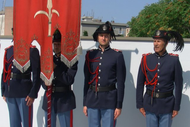 Traditionsgendarmen als Gratulanten in Triest