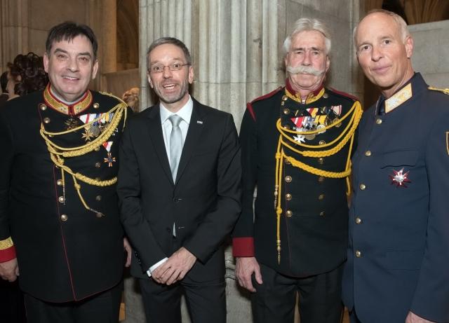 Kärntner Traditionsgendarmen besuchten Polizeiball in Wien