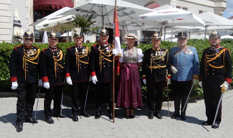 Traditionsgendarmen als Gratulanten für SKKH Karl Habsburg